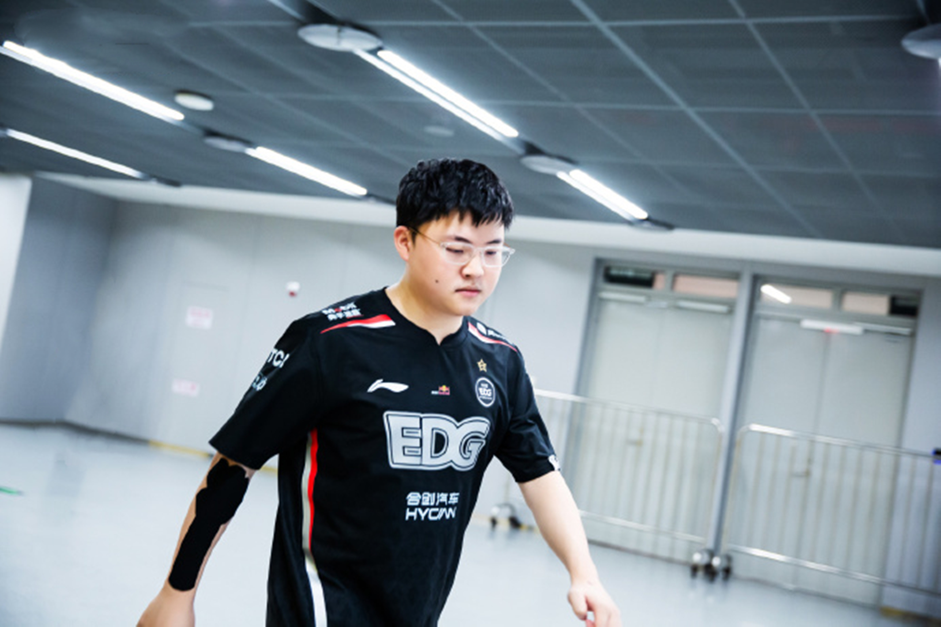 爱游戏中国-Uzi在德国队比赛中惊险取胜，败北引发热议！-爱游戏中国