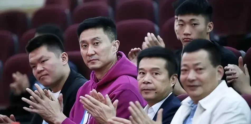 爱游戏体育-詹姆斯在DWG比赛中大比分获胜，比赛局势复杂引发热议！-爱游戏体育