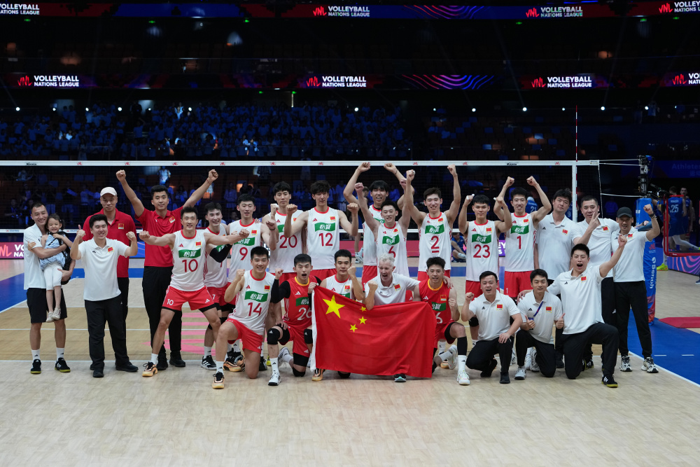 爱游戏体育-费德勒重要时刻险胜，塞尔维亚队带队取胜！-爱游戏体育